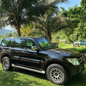Black Mitsubishi Pajero thumbnail