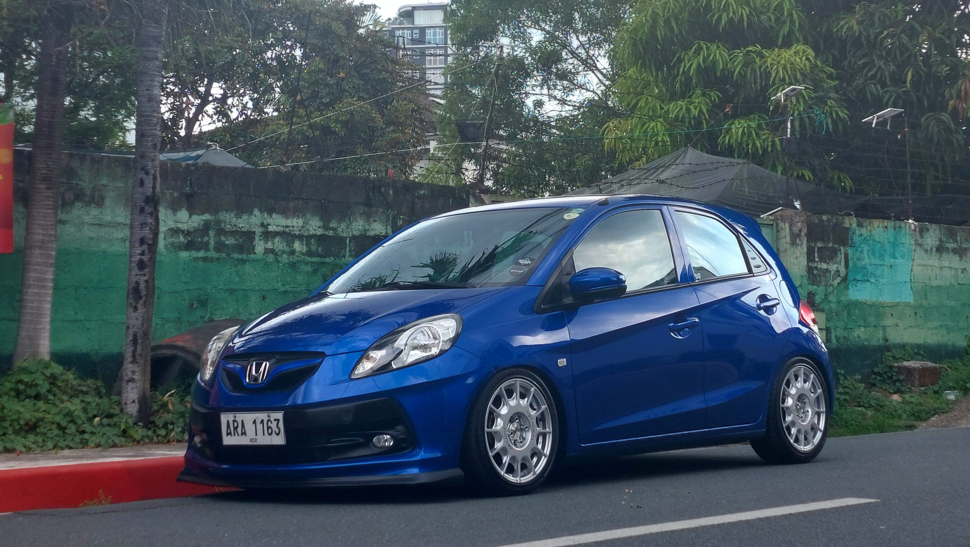 Blu Honda Brio thumbnail